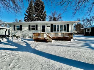 805 S 21st St, Grand Forks, ND 58201
