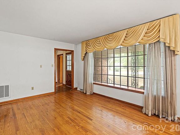 4th image of 816 Clinton Ave