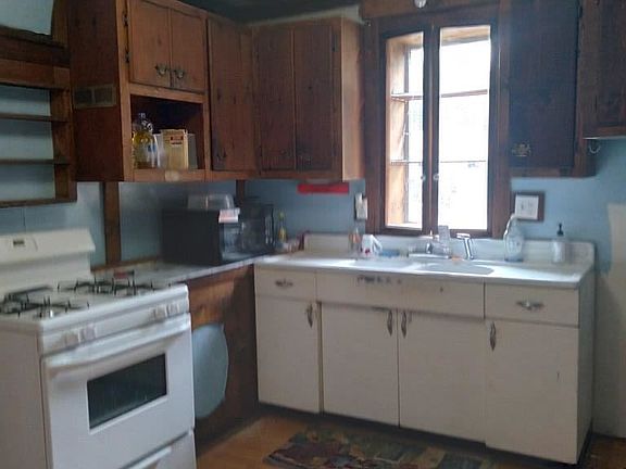 2nd image of 707 W 1st St