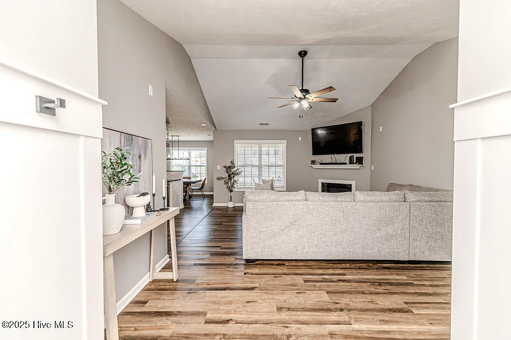 3 bed, 2.0 bath, 1374 sqft, $2,000 — Photo 4