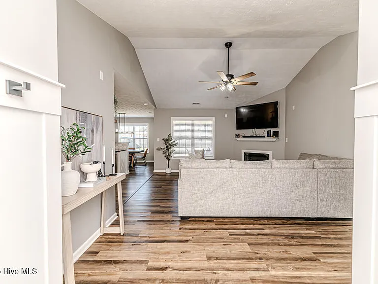 224 Roanoke Dr — Photo 4