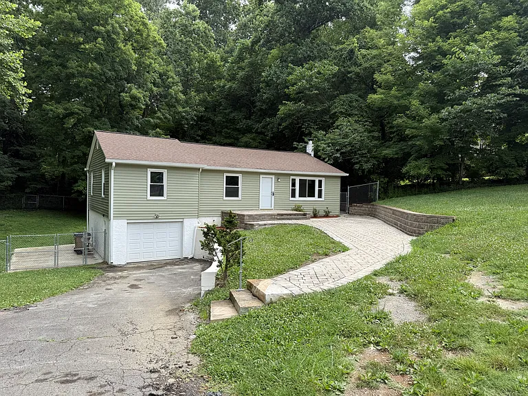 705 White Oak Dr — Photo 1