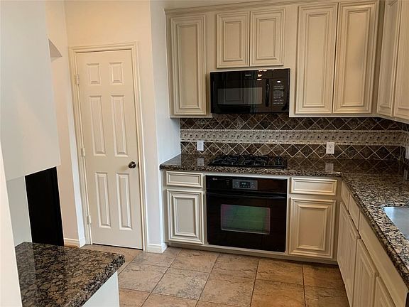 Custom Perry Homes cabinets in the spacious kitchen.