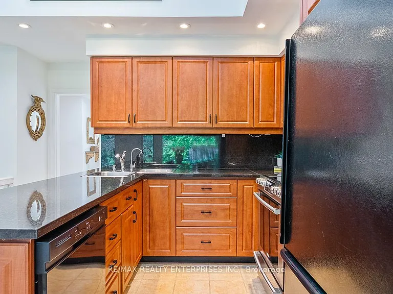 1373 Queen Victoria Ave — Photo 18