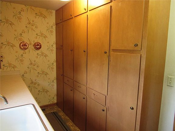 5th image of 1700 Wren St