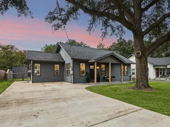 711 4th St, Sealy, TX 77474