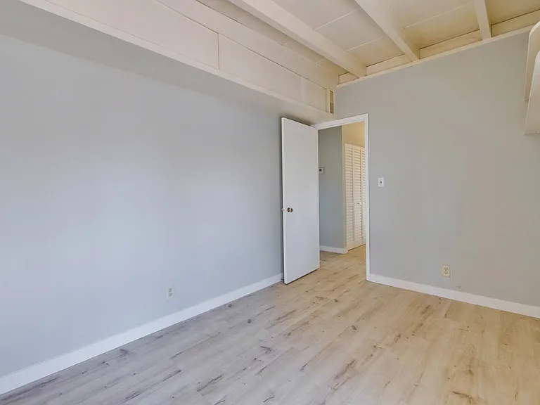3049 Harding Ave — Photo 35