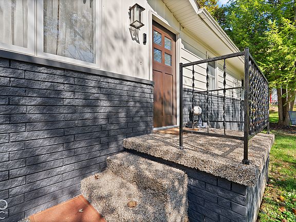 4th image of 722 W A St
