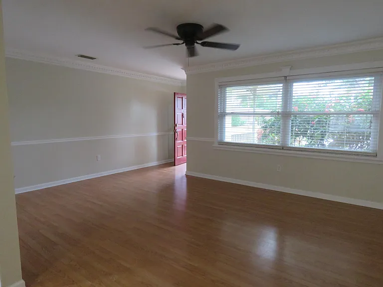 Living room w/o furniture