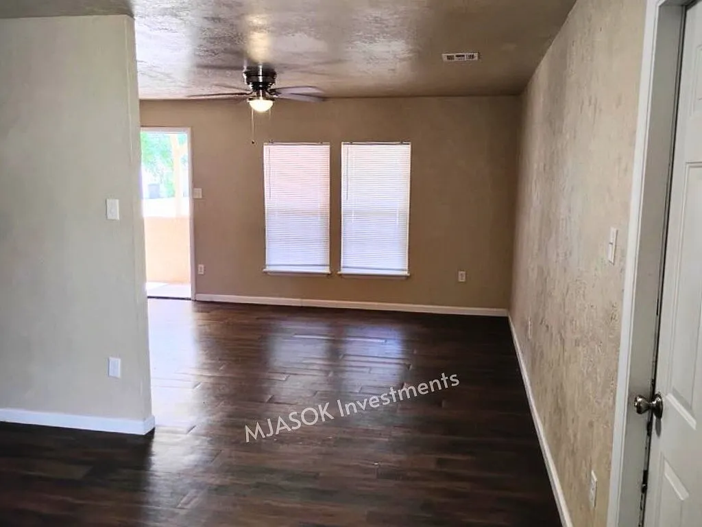 3 bed, 1.5 bath, 1000 sqft, $975 — Photo 3