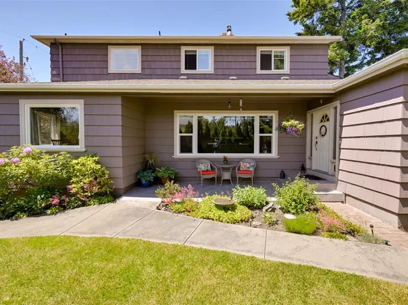 1718 Garnet Rd, Saanich, BC V8P 3C8