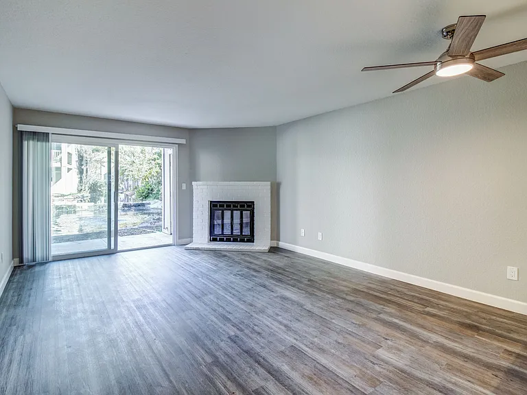 Round Hill Creek Apartments — Photo 12