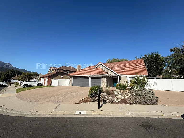 911 Rawhide Pl — Photo 2