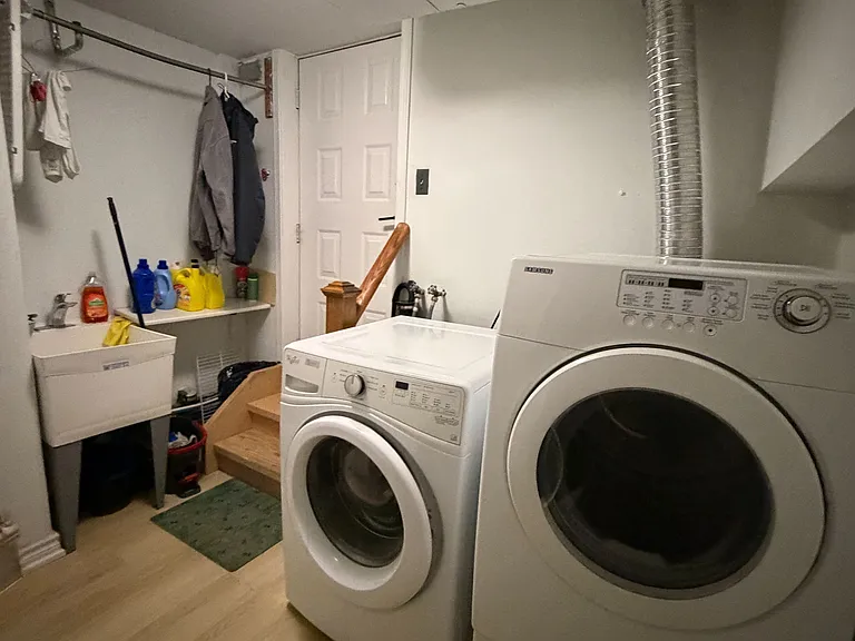 21A Lambton Ave #BASEMENT — Photo 12