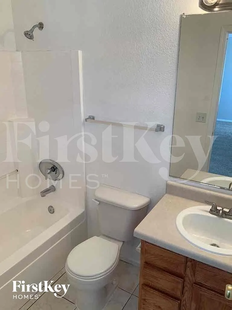 4 bed, 2.0 bath, 1978 sqft, $2,590 — Photo 2
