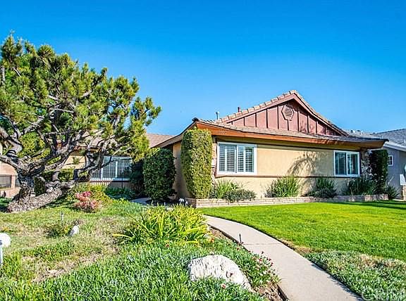 3rd image of 9322 Woodley Ave