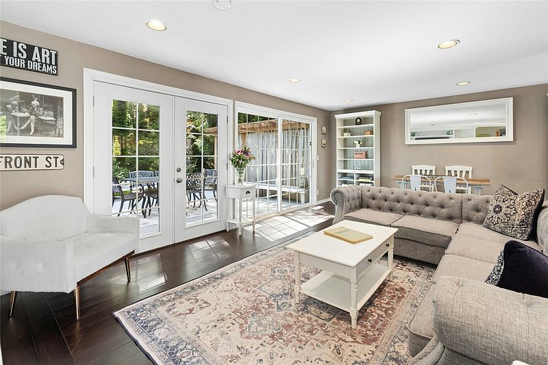 4th image of 860 Valley View Place SW
