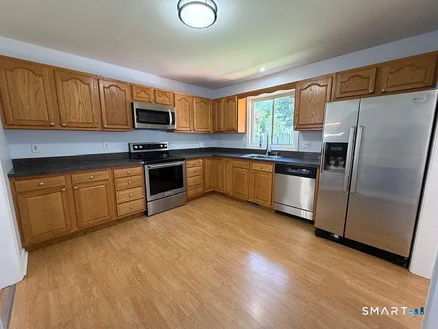 3 bed, 1.5 bath, 1800 sqft, $3,200 — Photo 3