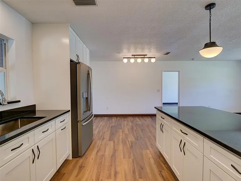 305 Sunset Dr — Photo 6