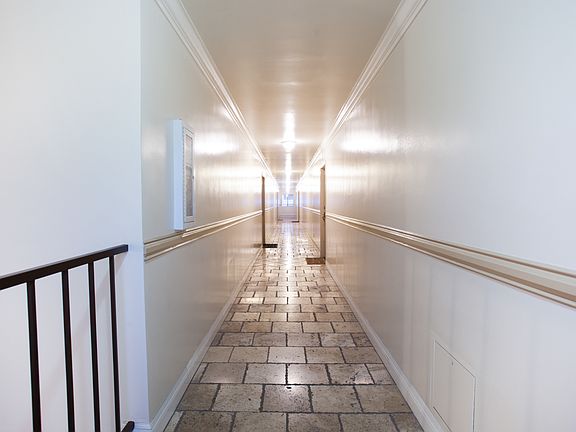 4th image of 1510 S Barrington Ave APT 204