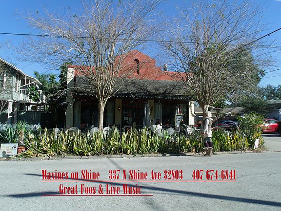 Maxine Food and Music in walking distance