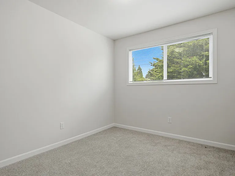 Green Acres Apartments — Photo 17