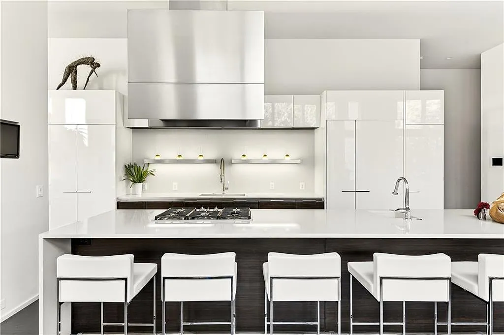3 bed, 2.5 bath, 3397 sqft, $30,000 — Photo 3