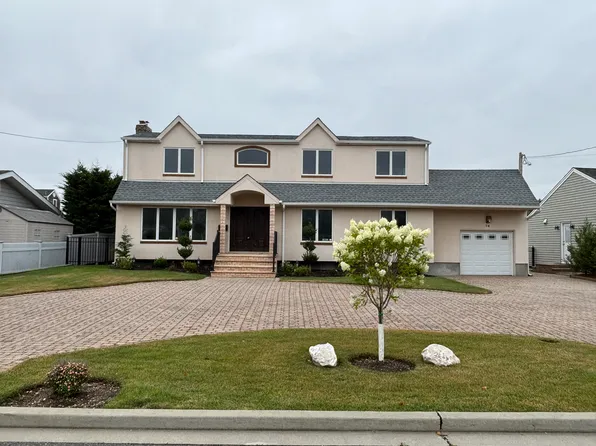 74 Norman Ave, Amityville, NY 11701
