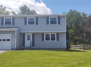 5829 Clover Meadow Ln, Farmington, NY 14425