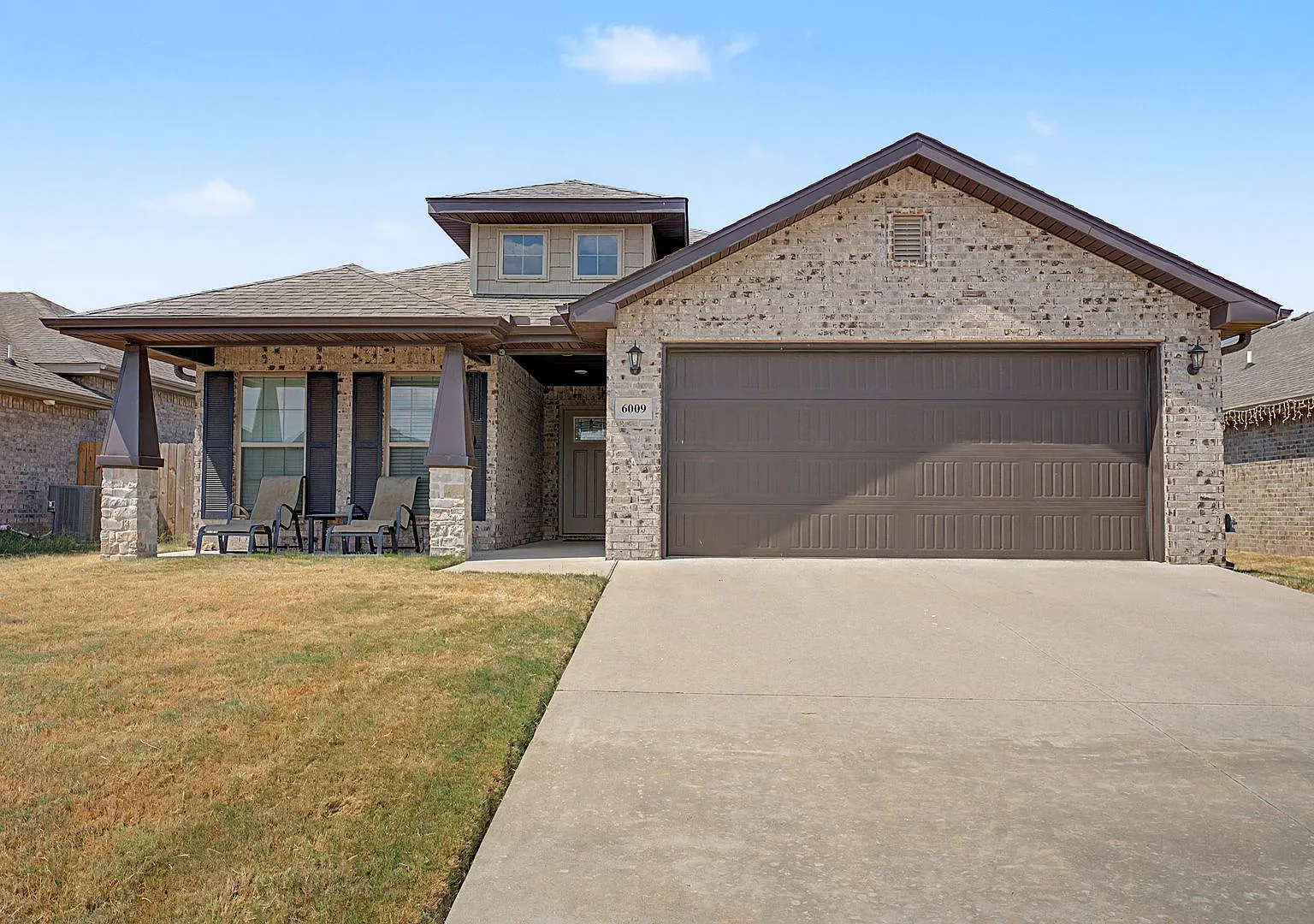 Modern 2BR/2BA Home with Luxury Master Suite & HighCeiling Living Space — Photo 1