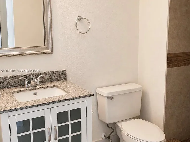 405 Lakeview Dr #202 — Photo 8