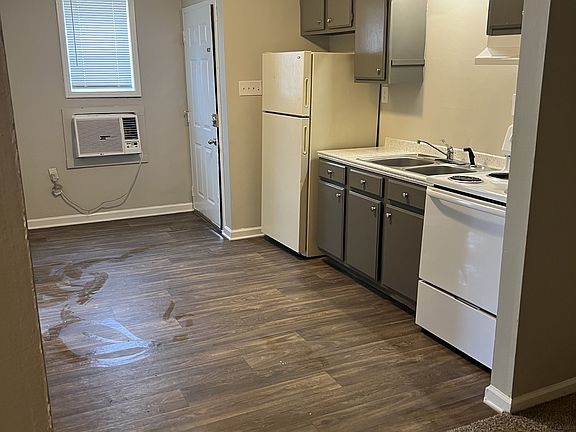 3rd image of 115 Walnut St #8