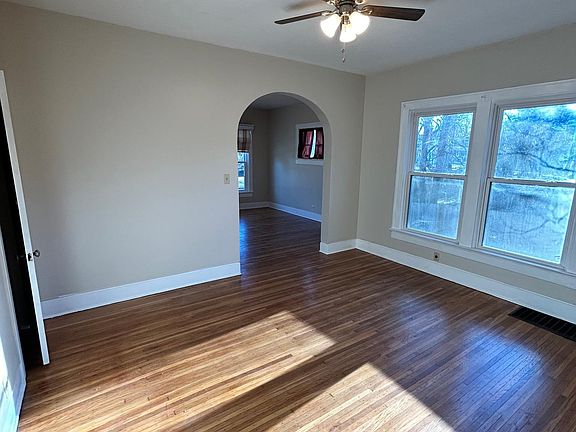 4th image of 1911 Roanoke Ave APT 1