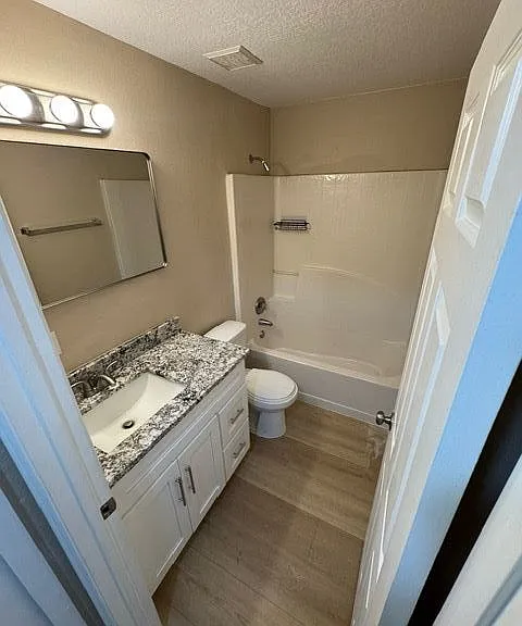 310 Greenwich Ct #310 — Photo 16