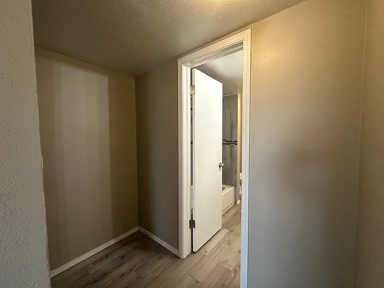 6066 Nw Expy — Photo 13
