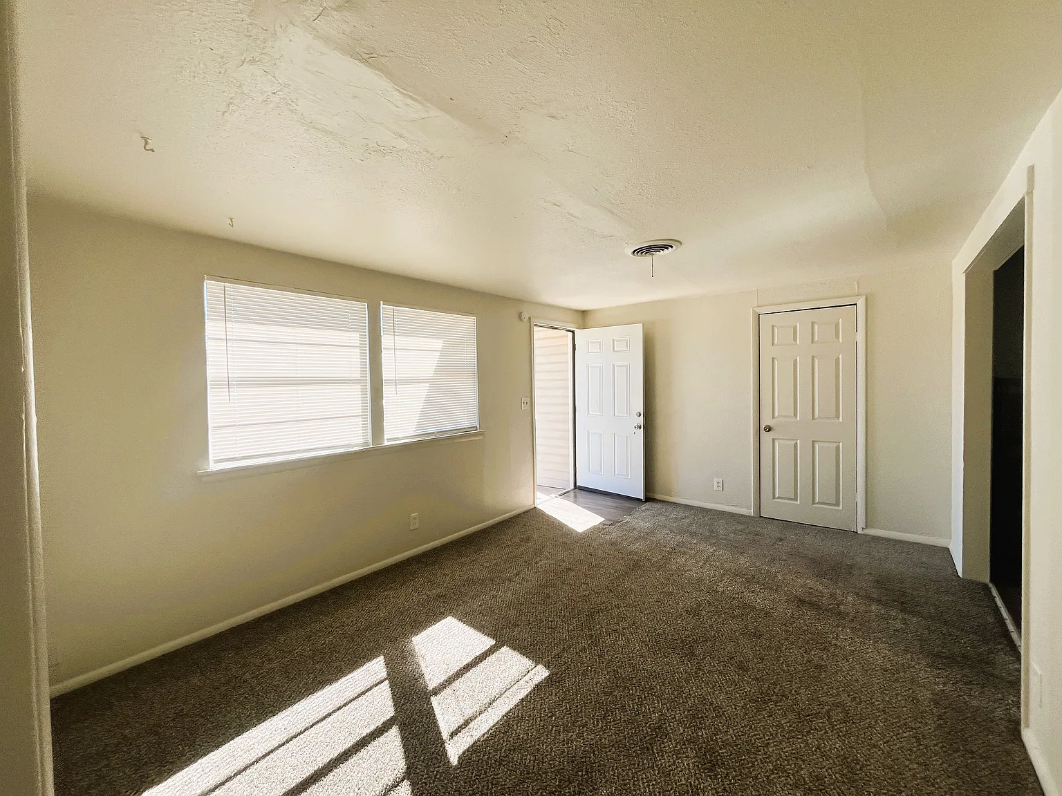 4 bed, 1377 sqft, $1,300 — Photo 2