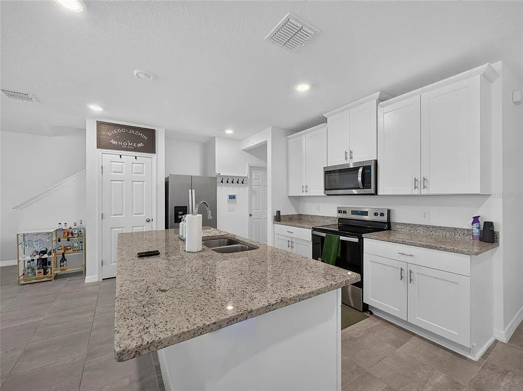 3 bed, 2.5 bath, 1560 sqft, $2,200 — Photo 3