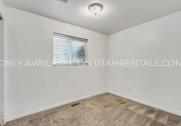 398 W State St — Photo 11