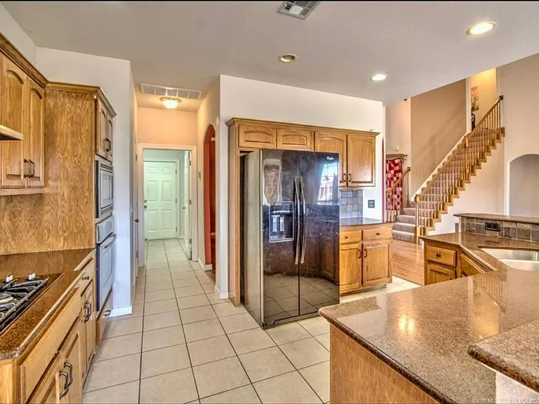 515 N Douglas St W — Photo 4