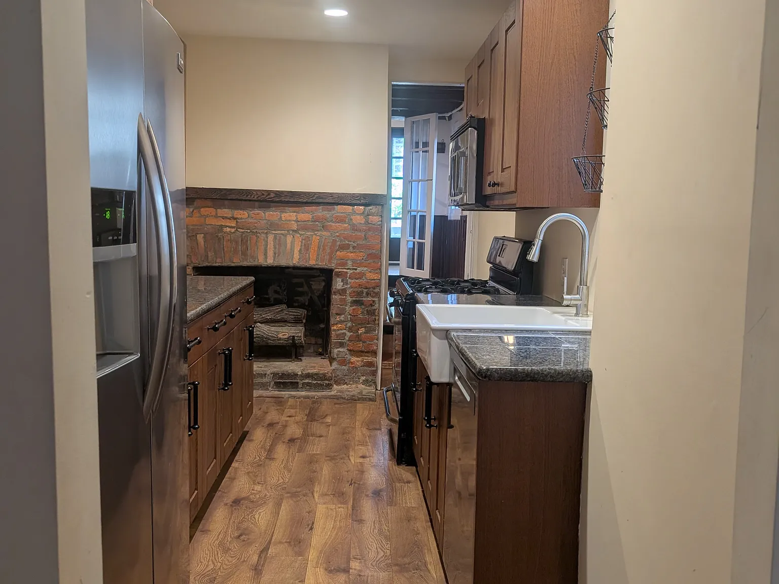 3 bed, 1.5 bath, 1800 sqft, $1,800 — Photo 3
