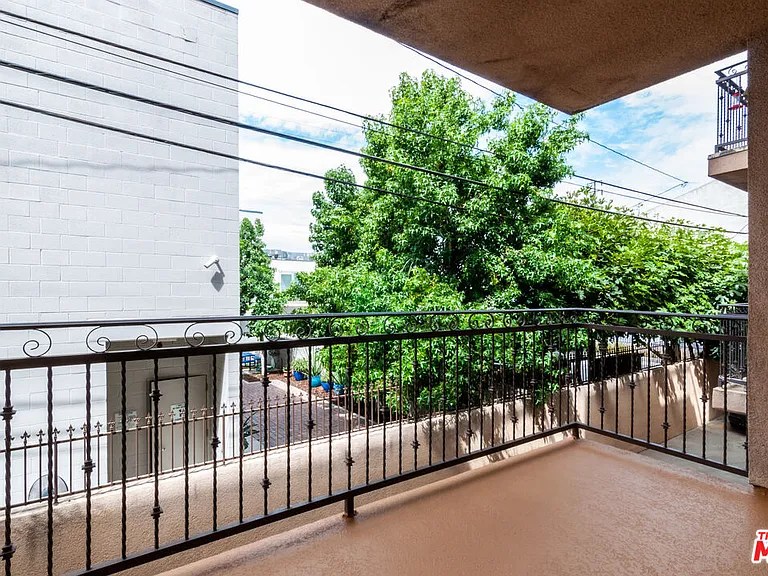 2335 S Bentley Ave #104 — Photo 15