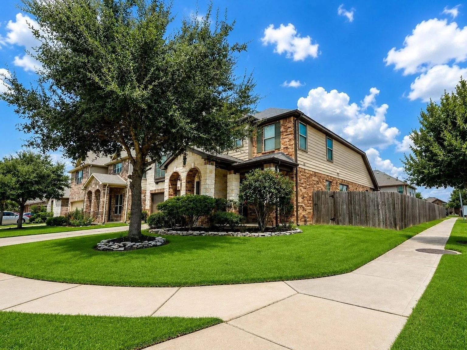 4 bed, 2.5 bath, 2850 sqft, $2,850 — Photo 2