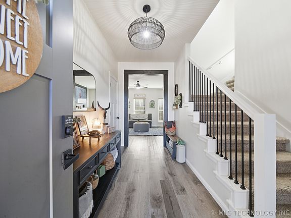 3rd image of 215 W 52nd St