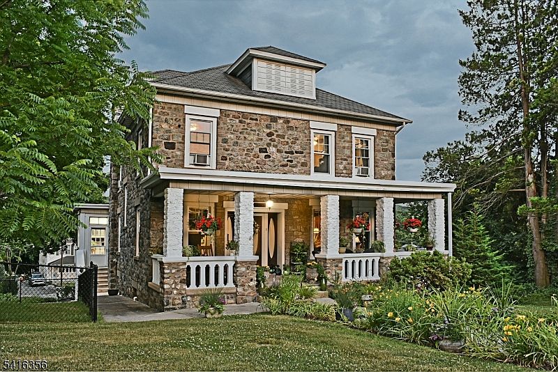 1st image of 17 Hillside Ave