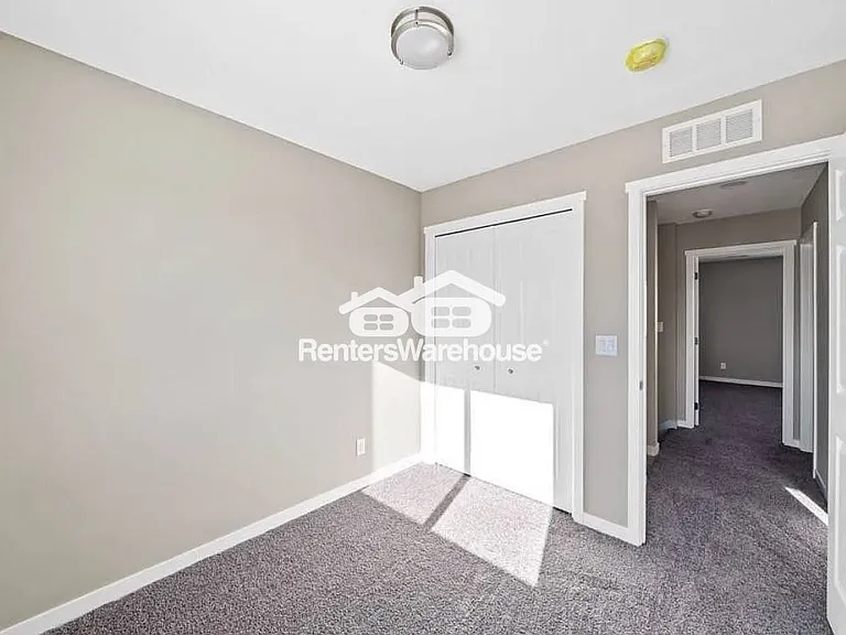 104 E Sycamore St — Photo 15