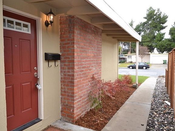 3rd image of 986 Las Palmas Dr