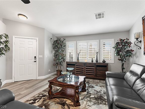 5th image of 527 Duran St