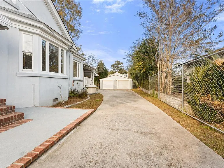 570 Elizabeth Ln W — Photo 4