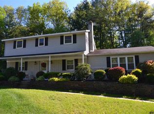 31 Pepper Holw, Clifton Park, NY 12065