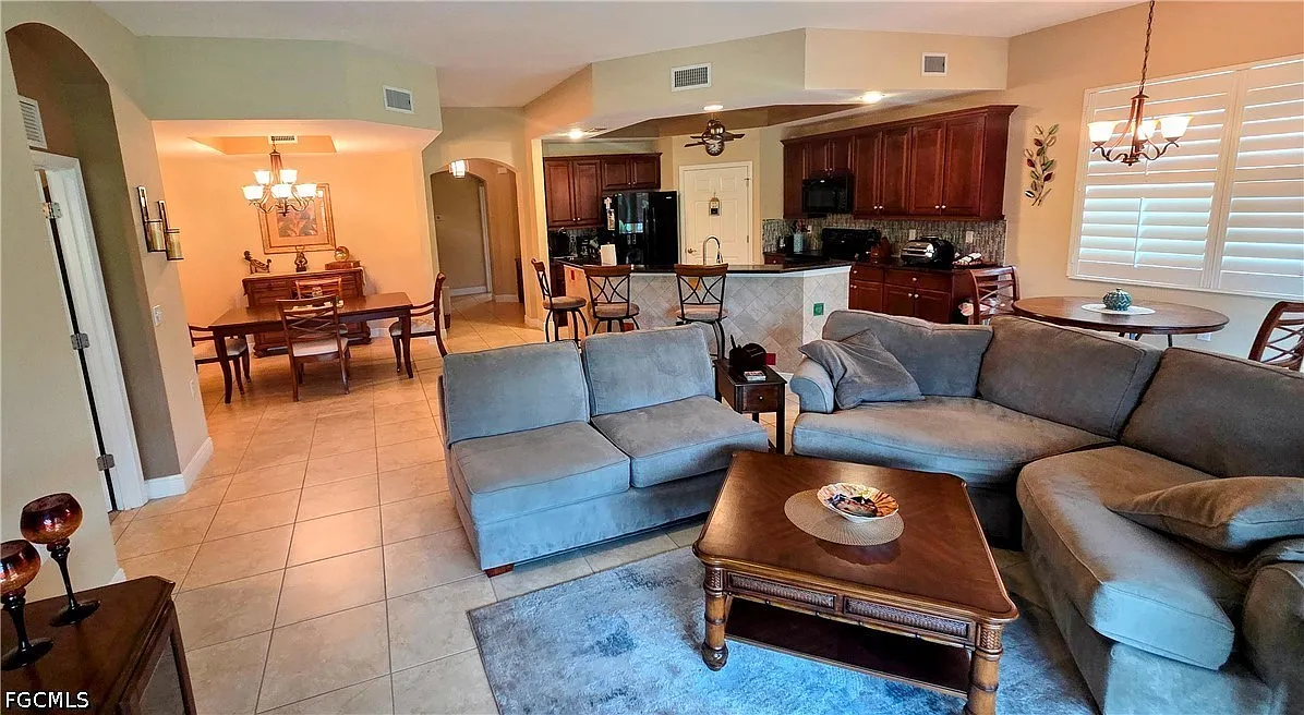 3 bed, 2.0 bath, 1739 sqft, $7,300 — Photo 2